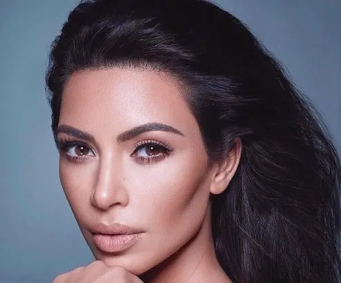 ¿Es ella? La impresionante foto retro de Kim Kardashian