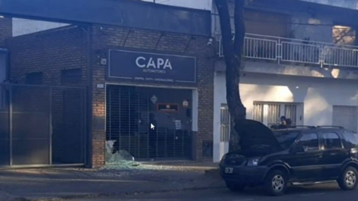 Balaceras sin fin en Rosario: tirotean la fachada de una agencia de autos