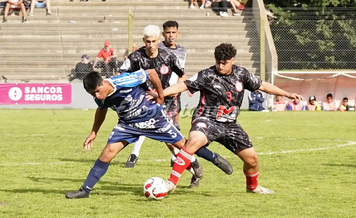 Disputa de balón en la mitad de la cancha. Entre Sergio Deguer (Ministerio) y Lucas Sosa (Huracán)