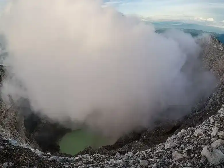 Cráter principal del volcán Kanlaon, en la Isla de Negros, Filipinas.