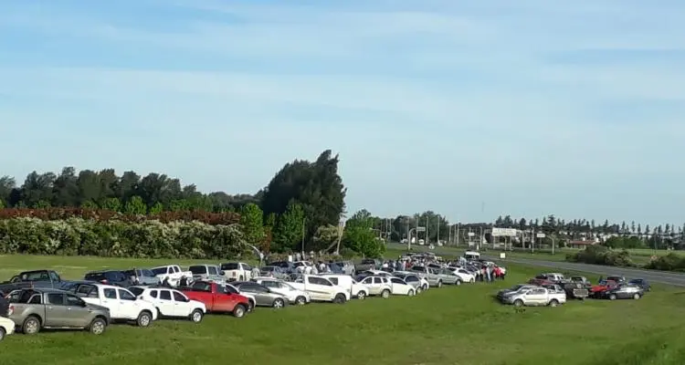 Concentración en ruta 9 para apoyar la “Marcha del Millón” de la campaña de Macri