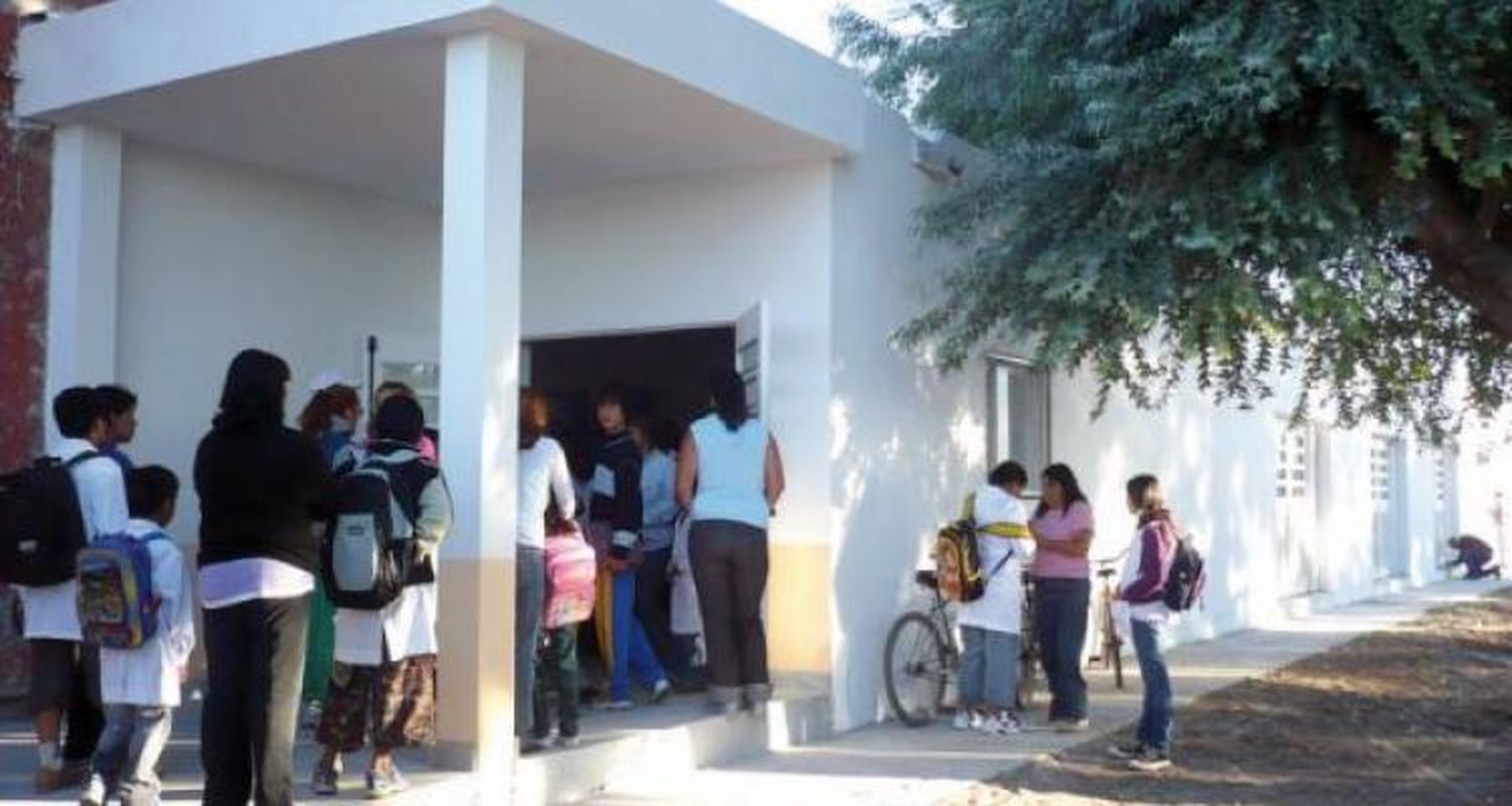 Tarde y con faltantes, abrió la escuela 47