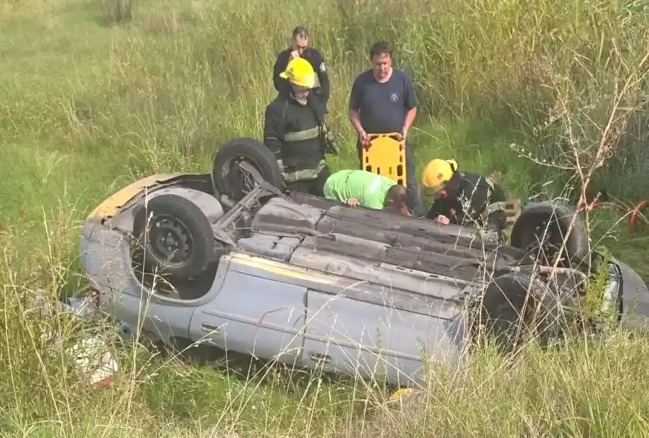 Volcó de noche y estuvo nueve horas atrapado en el auto sin que nadie lo ayude