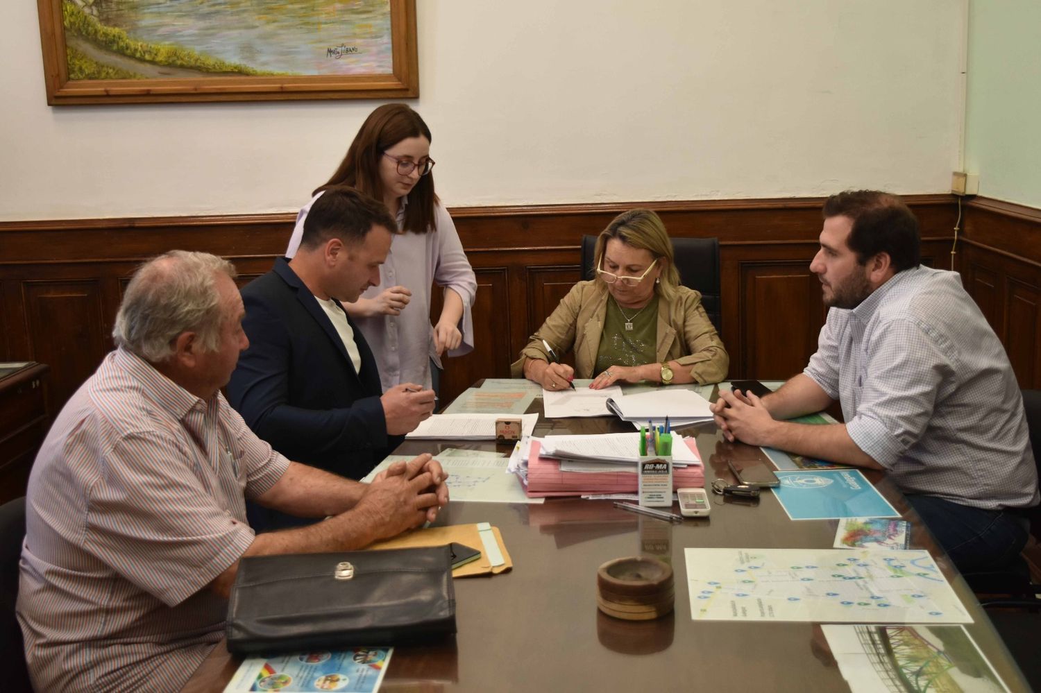 Autoridades municipales junto a miembros de la empresa "Argentina Alimentos".