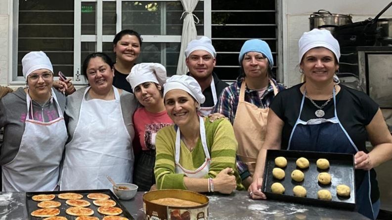 Algunas de las egresadas del taller de panadería.