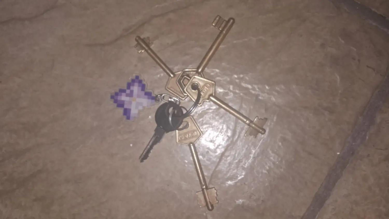 Hallaron estas llaves en una plaza