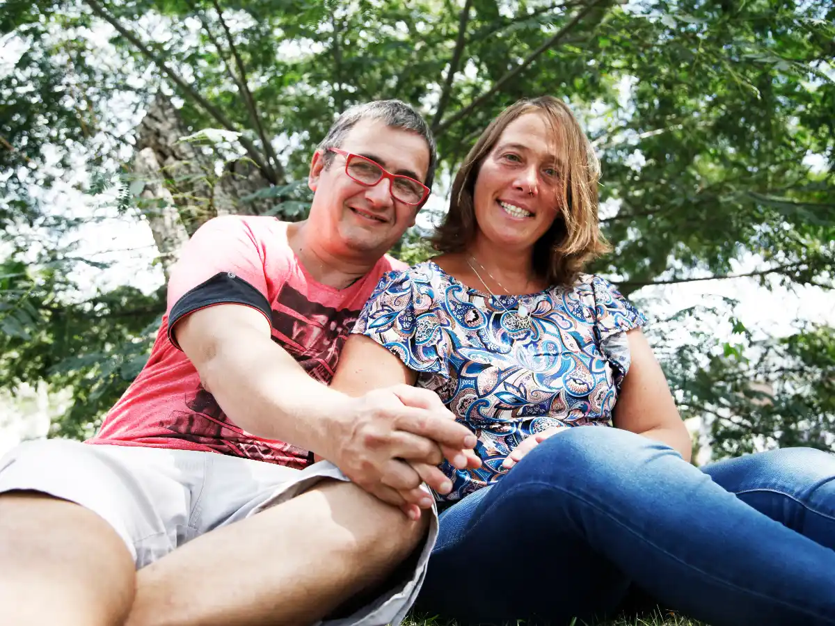 Perdió la memoria tras un accidente de moto y su novio la volvió a enamorar  