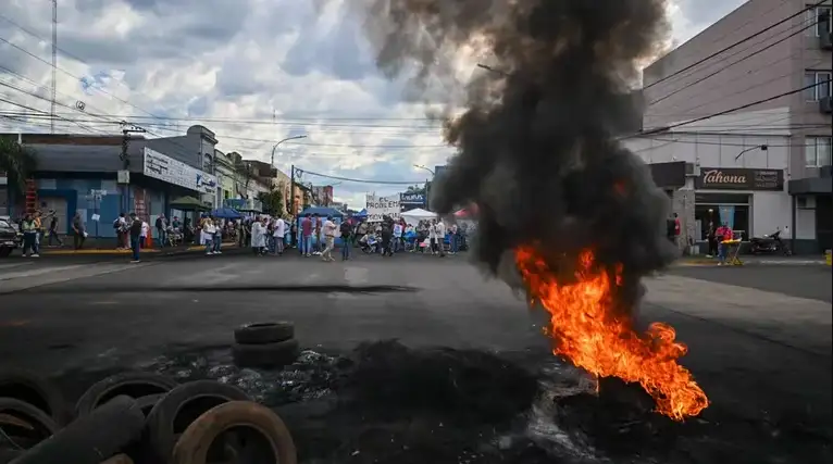 Sigue escalando el conflicto en Misiones con una nueva jornada de protestas de policías y docentes