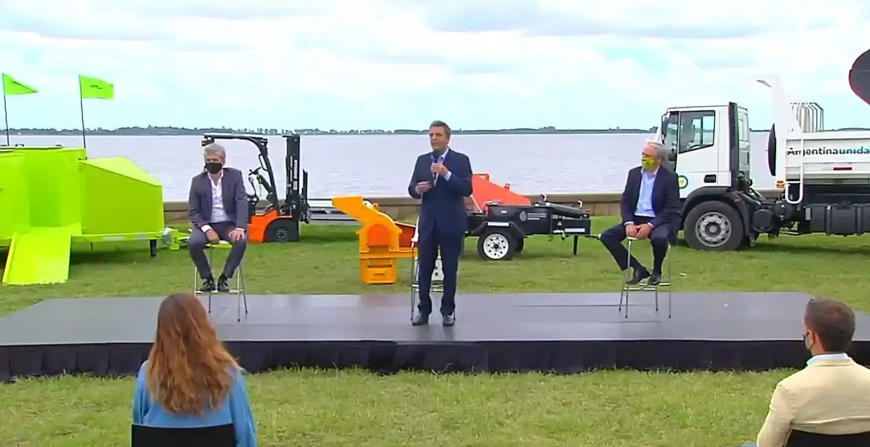 Polo de reciclaje en Chascomús: Massa entregó máquinas para construir ecoparque