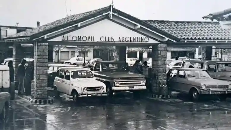 Sede en Necochea. El 31 de enero de 1942 el Automóvil Club Argentino Balneario top. El ACA lo inauguró en enero de 1975 inauguró su estación de servicio en 59 y 48