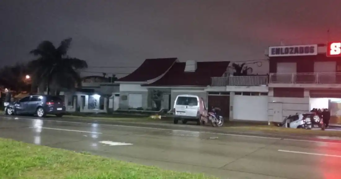 Fuerte choque en la vieja ruta 34 y calle Pellegrin terminó con un herido y daños: ¿uno pasó en rojo?