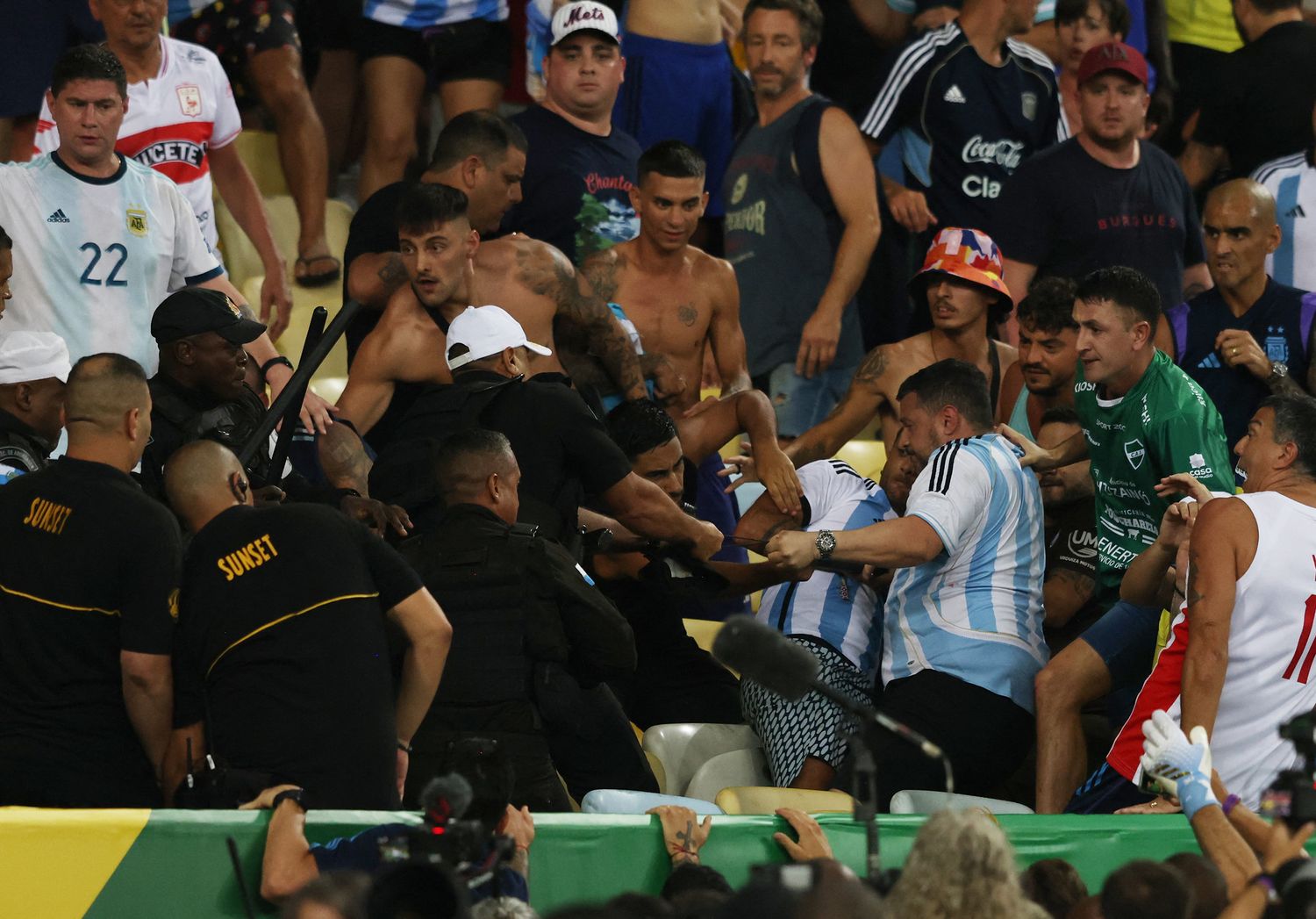 Policías brasileños arremeten contra hinchas argentinos.