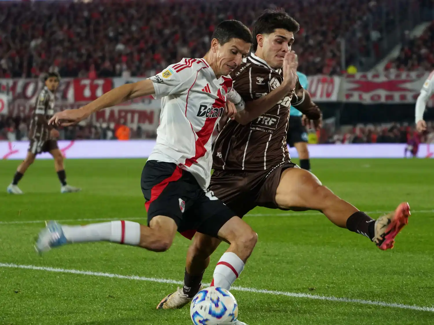 El duelo entre Ignacio Fernández y Taborda, autor del gol calamar.