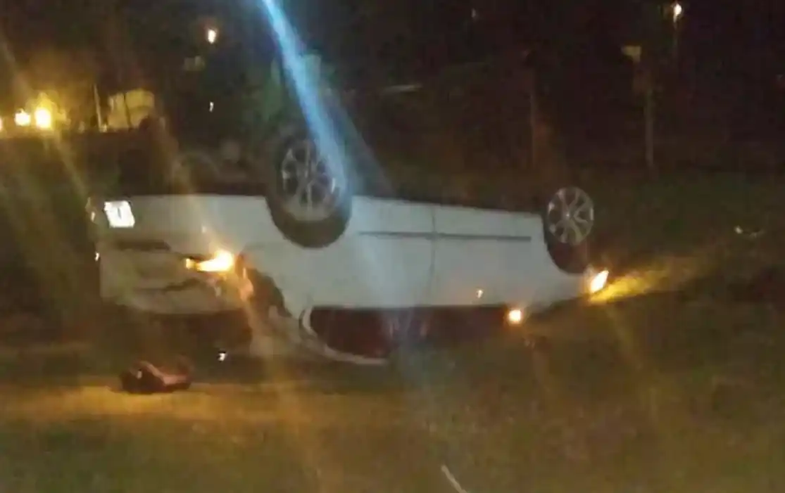 Una mujer sufrió heridas tras el vuelco de un auto en Ruta 8: fue hospitalizada