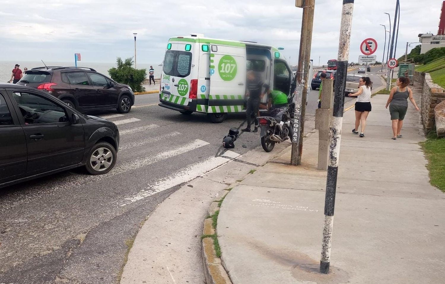 Trasladaron a dos motociclistas al HPC luego de chocar con una camioneta