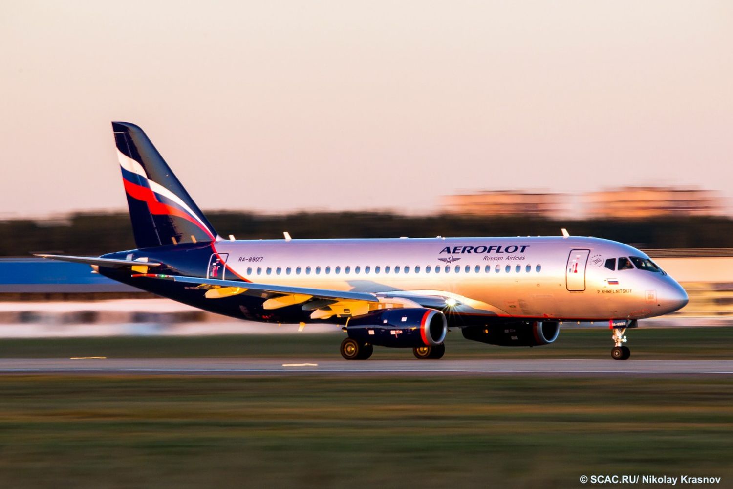 Aeroflot firma acuerdo para incorporar cien Sukhoi Superjet 100