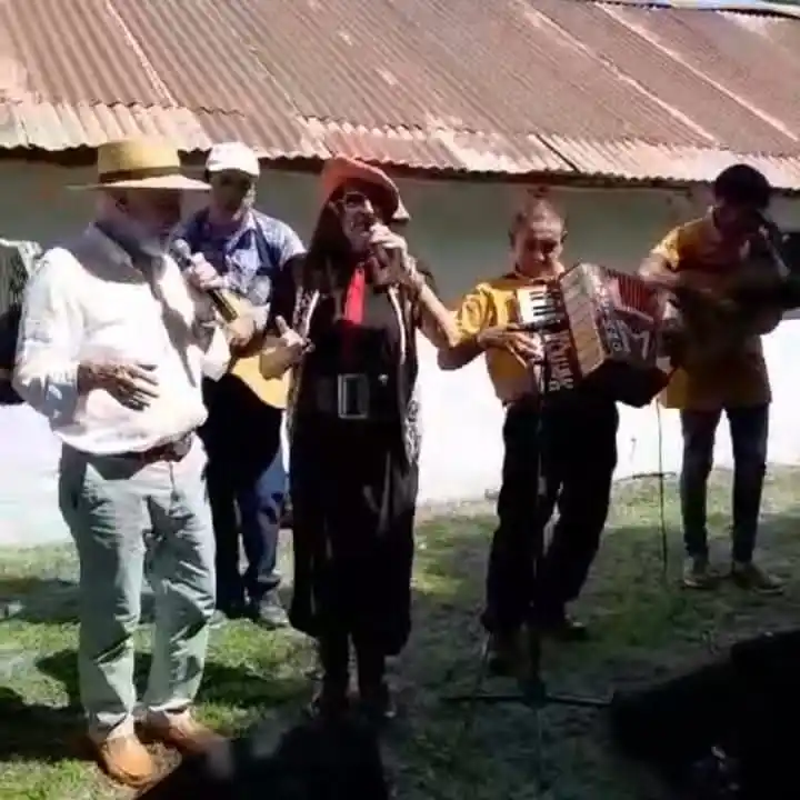 El Conjunto Nuevo Itatí, junto a Nélida Argentina Zenón en el bar La Armonía