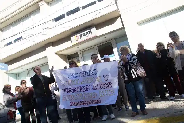 PAMI: protesta y acusaciones cruzadas entre sectores políticos 