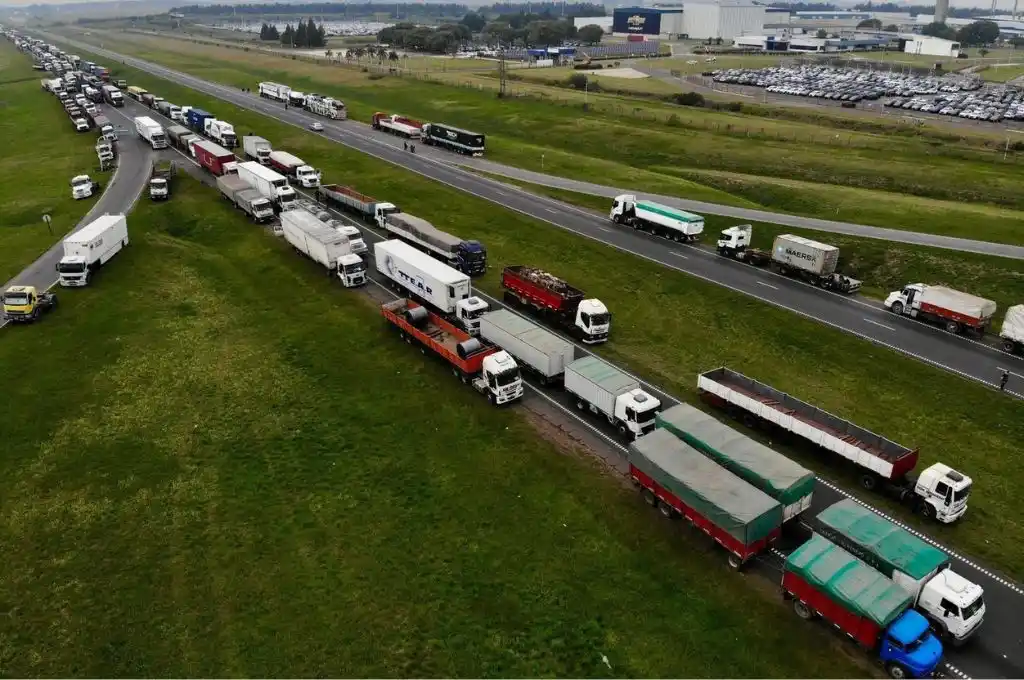 Protestas de fleteros en rutas santafesinas generan demoras en el tránsito