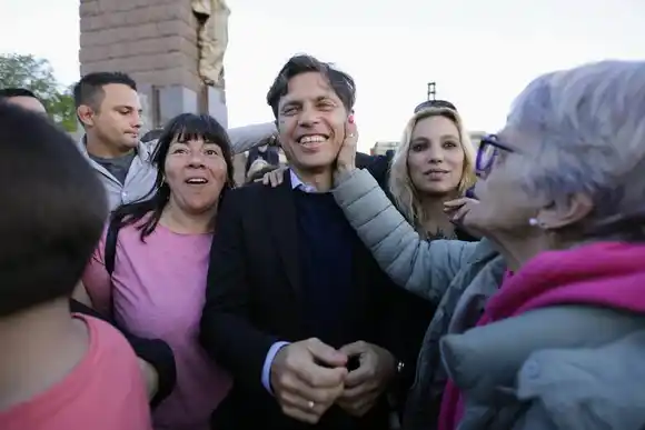Kicillof desembarca en Saavedra y Puán con una agenda cargada y foco en salud, educación y vivienda