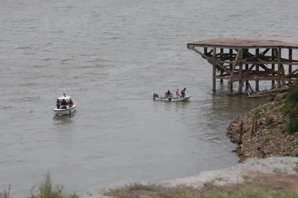 Buscan en el río a un joven que se cayó cuando pescaba