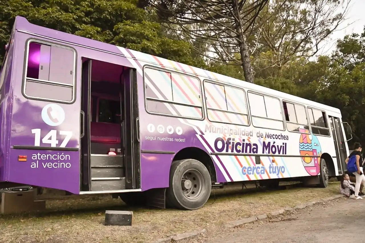 Un colectivo que funciona como "oficina móvil" volvió a reflotar la interna entre la UCR y el PRO en Necochea