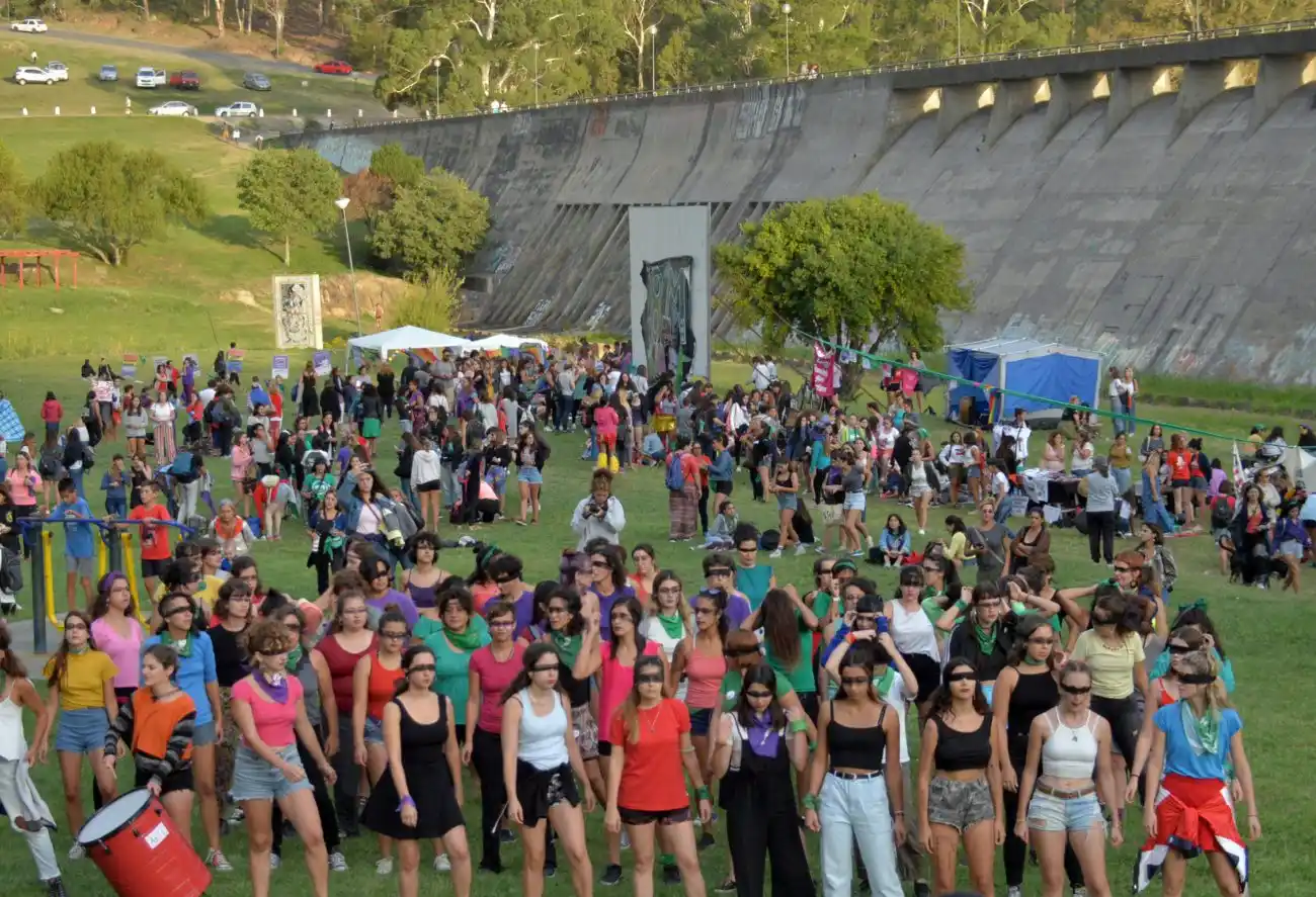 Cientos de mujeres conmemoraron su día en  el Dique bajo el lema “Nuestro trabajo vale”