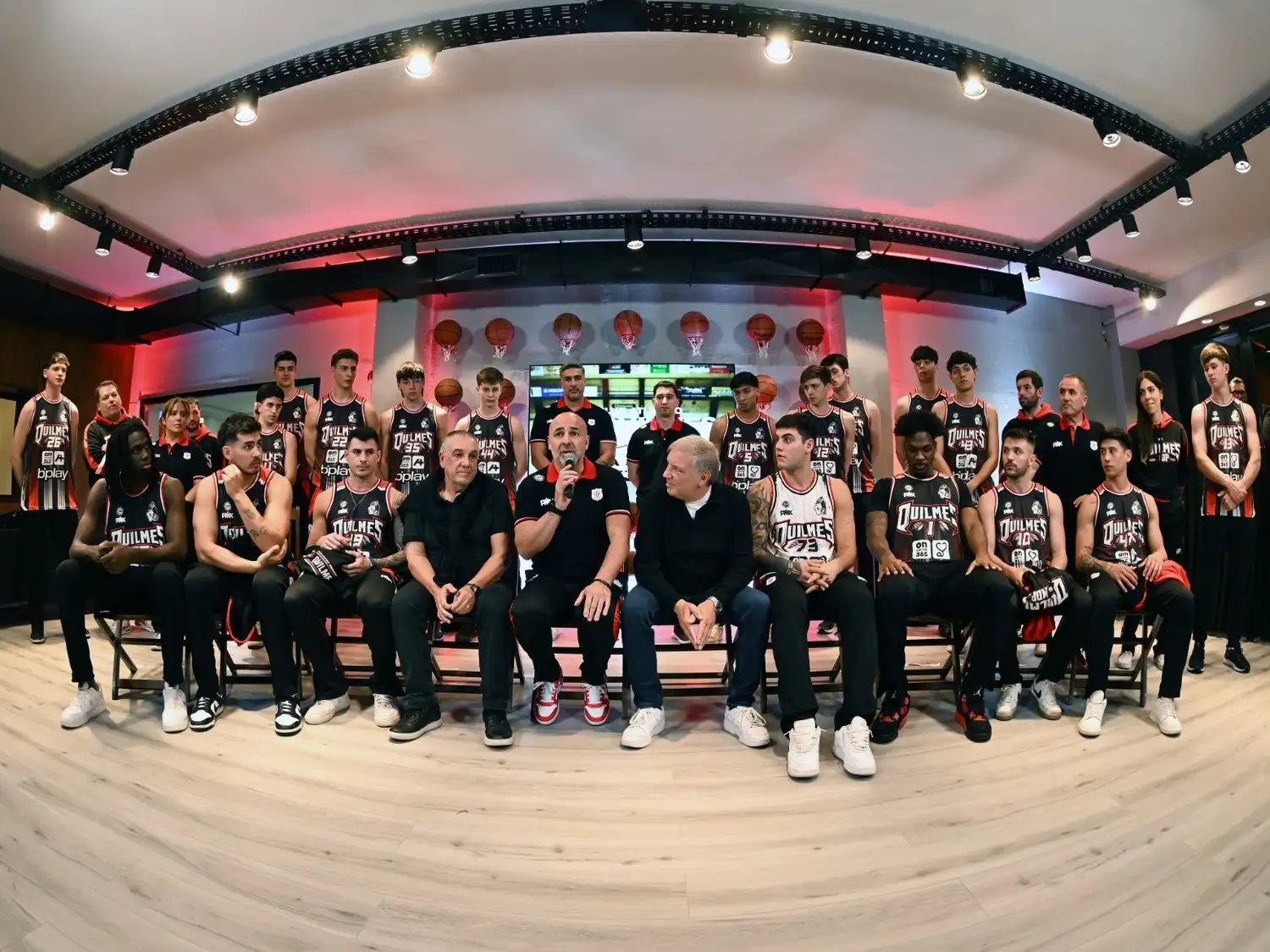 El plantel fue presentado oficialmente con su nueva indumentaria.