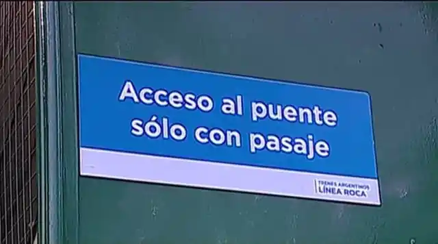 Insólito: El Tren Roca cobra peaje en un puente que cruza Temperley