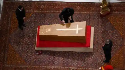 Luego de que lo despidieran 250 mil personas, se cerró el féretro del papa Francisco.