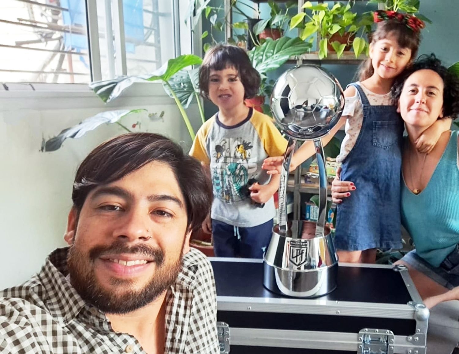 Con la copa. Valentina Ottaviano, Maximiano Salazar y sus hijos Renata, Valentín