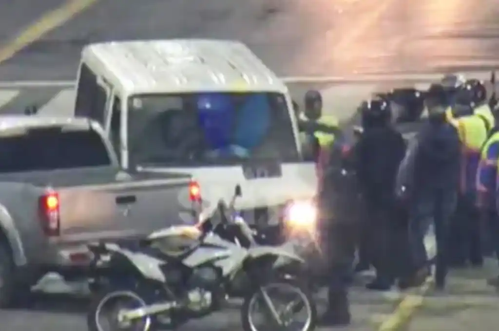 Toda la persecusión quedó registrada por las cámaras de seguridad de la municipalidad.