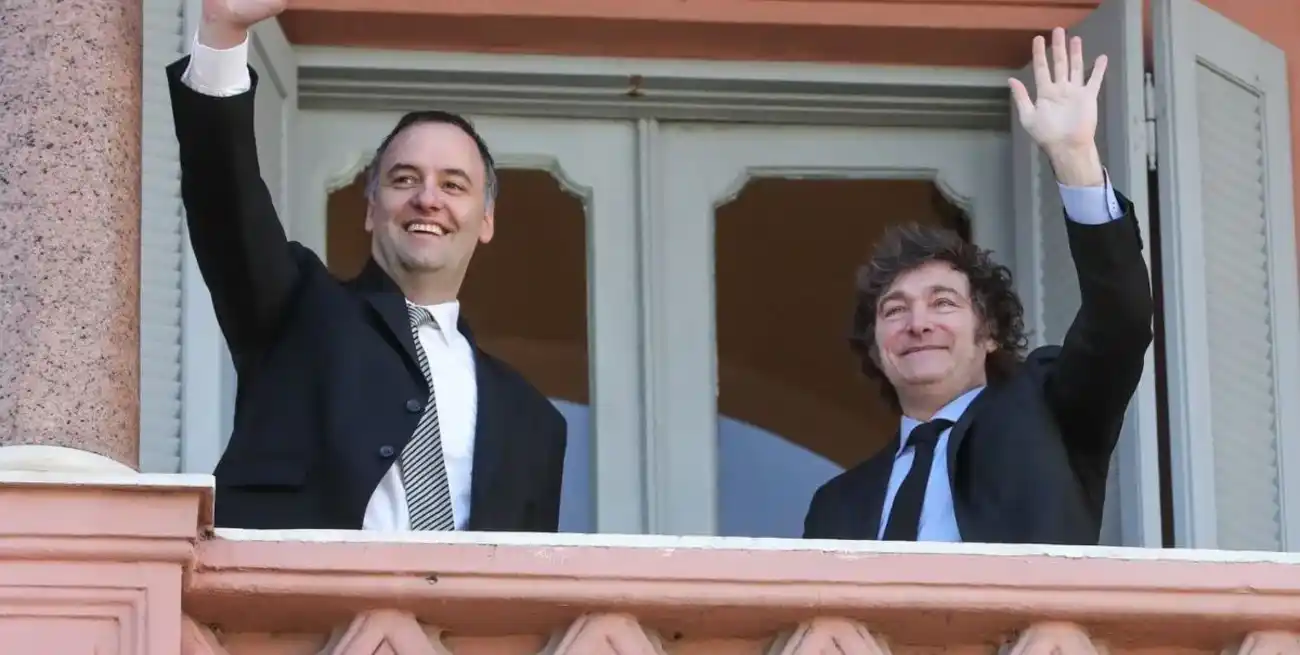 El jefe de Gabinete, Manuel Adorni, junto al presidente de la Nación.