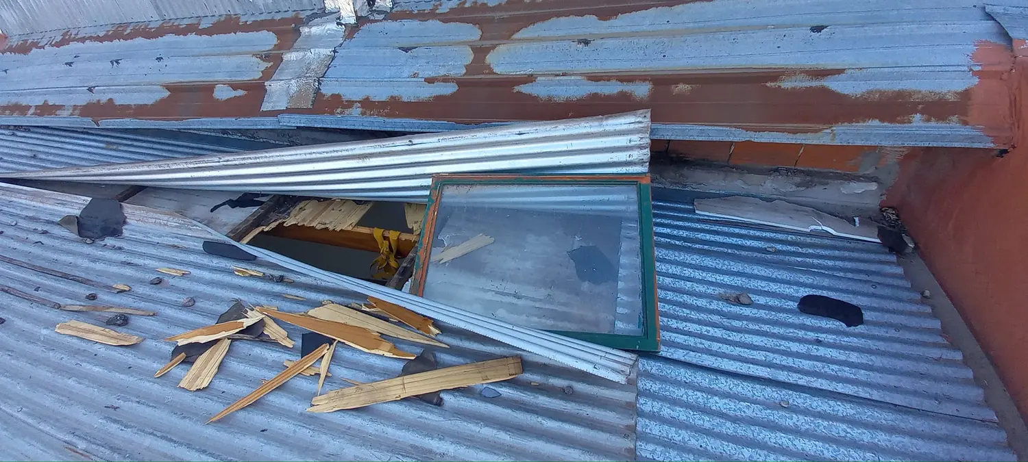 Vandalizaron una escuela de Moreno: Rompieron el techo y robaron pertenencias
