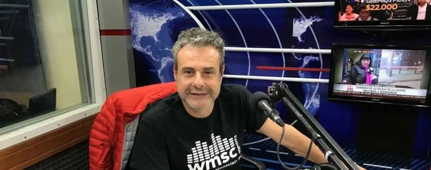 Un nuevo video muestra como Ari Paluch le toca la cola a una microfonista