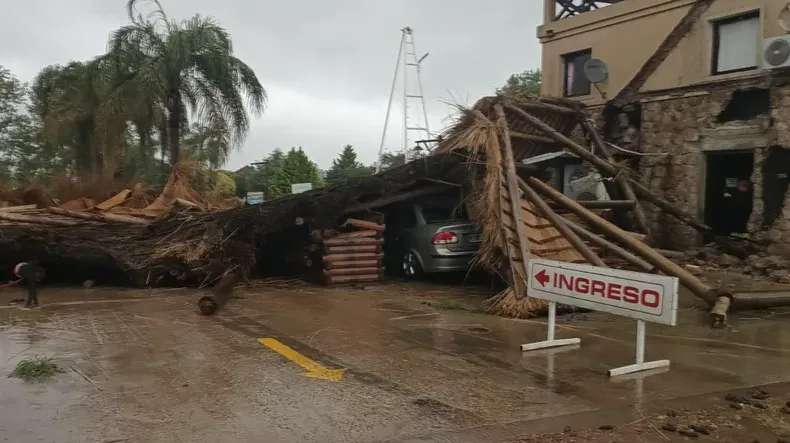 Graves destrozos por la tormenta: se vino abajo un techo y aplastó a un auto