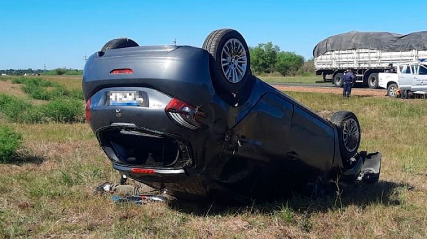 Se le atravesó un zorro en plena ruta y terminó volcando con su automóvil