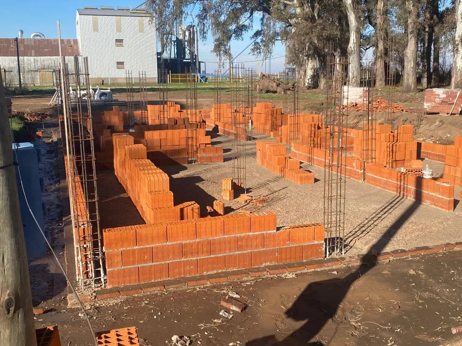 Ya comenzó a construirse el escenario.