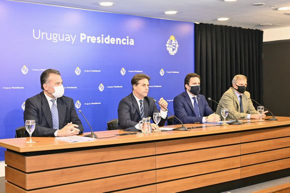 Uruguay autorizará el acceso de residentes y extranjeros con vacunación completa y PCR negativo