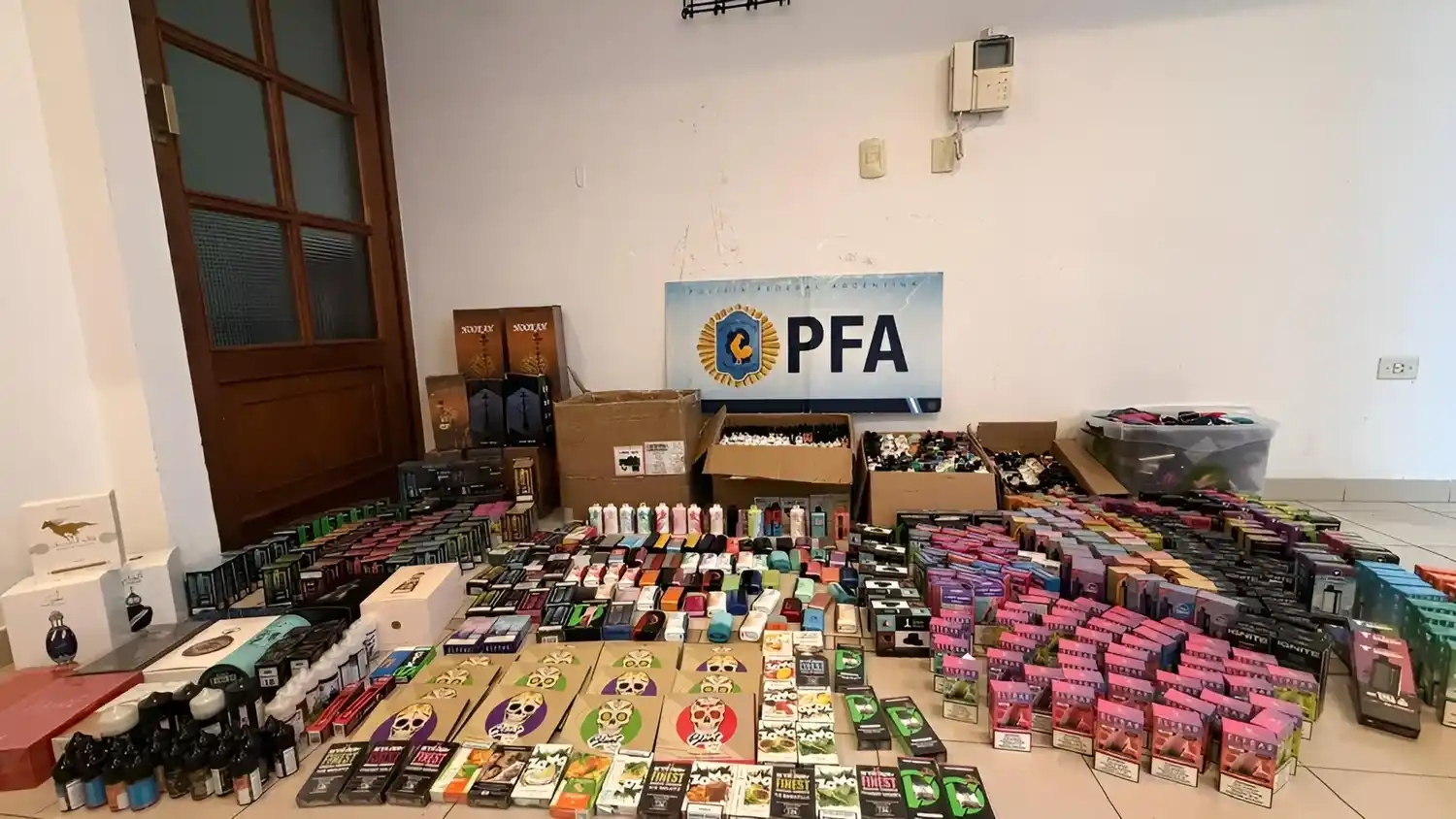 En el procedimiento se incautaron más de 1.700 vapeadores y accesorios para su utilización.