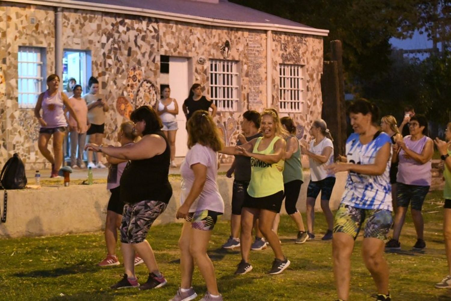 Zumba en barrio Fátima: Una actividad convocante y de alta participación