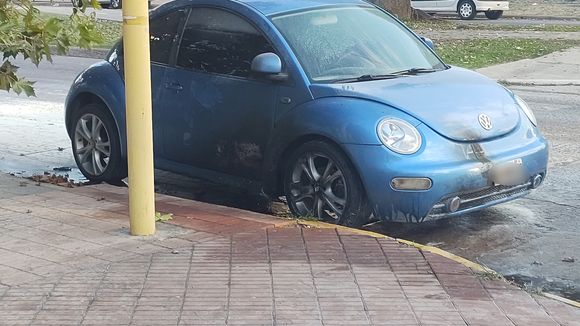 Sirenas, bomberos y alarma en Bv. Roca por un automóvil en llamas, ¿qué ocurrió?