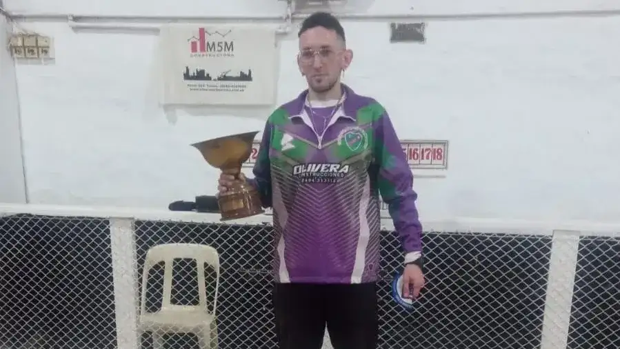 Montenegro posa con el trofeo.