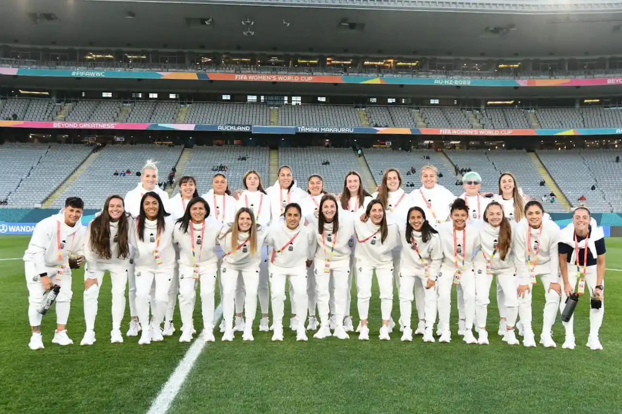 El plantel argentino, en Nueva Zelanda. La tandilense Núñez, en octavo lugar en la fila inferior.