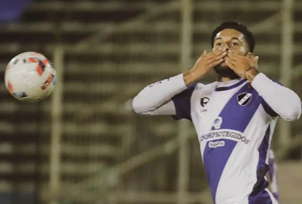 Alvarado debutó con un empate gracias a un golazo de Astina