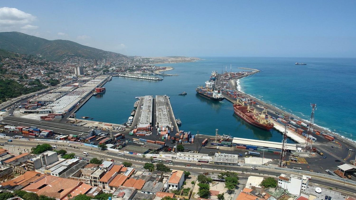 ¿HUELE A NAVIDAD? Aseguran que al puerto de La Guaira llegan 3 buques semanales con mercancía