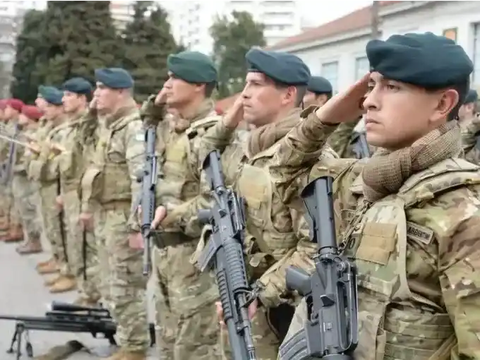 Personal militar con título podrá cobrar un adicional salarial: cómo será el nuevo suplemento