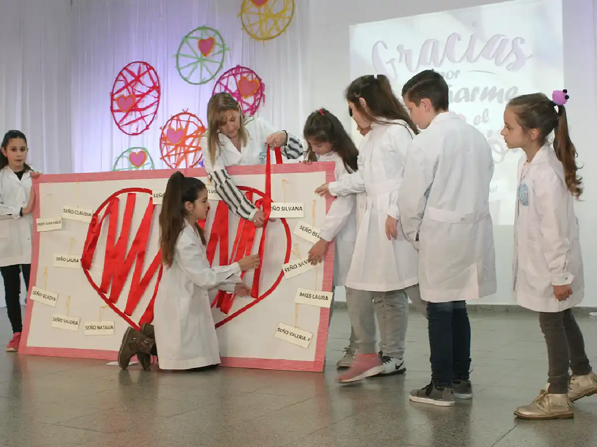 Arroyito: los chicos actuaron para homenajear a los maestros