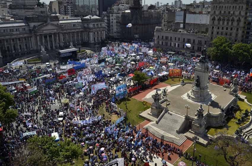 Masiva marcha a Plaza Congreso