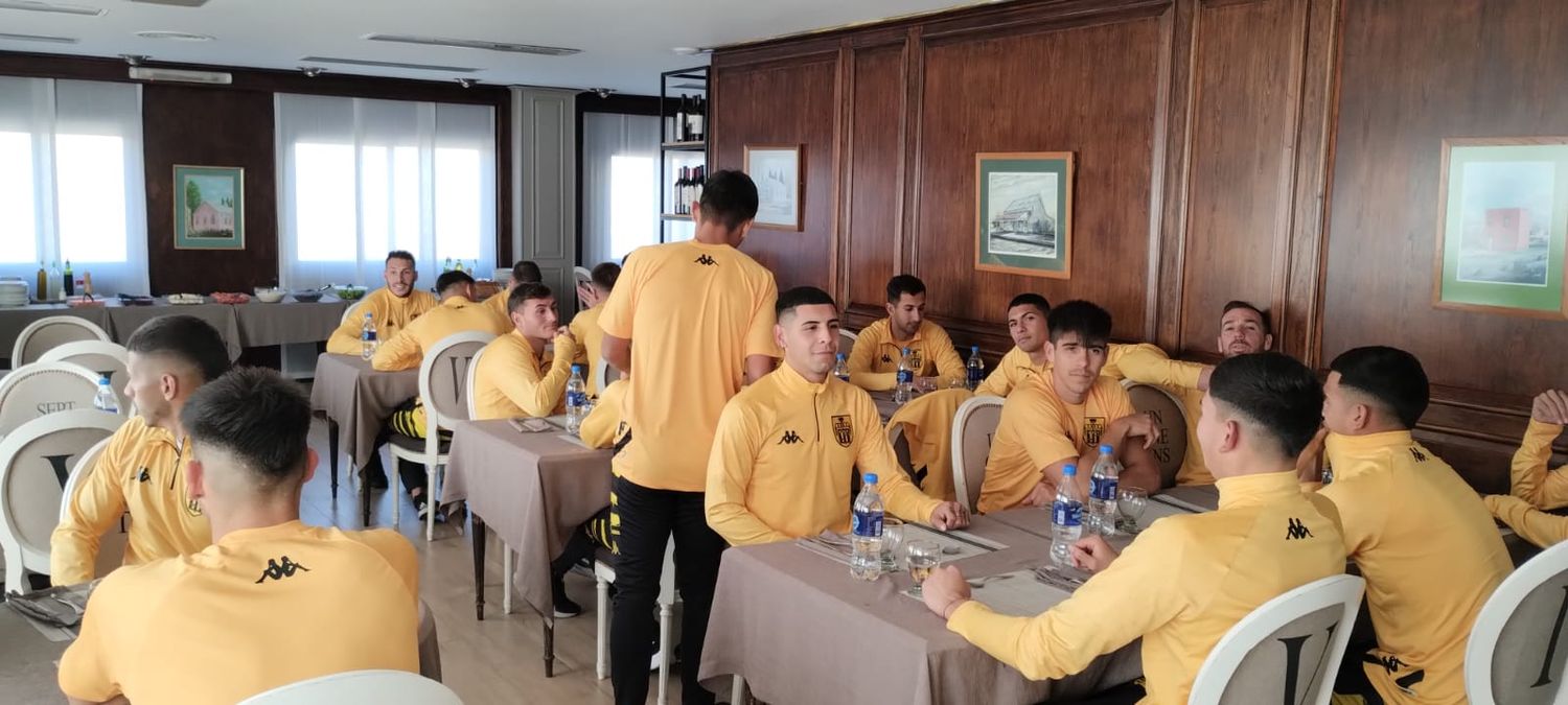 El plantel aurinegro, en el almuerzo de ayer en Rawson.